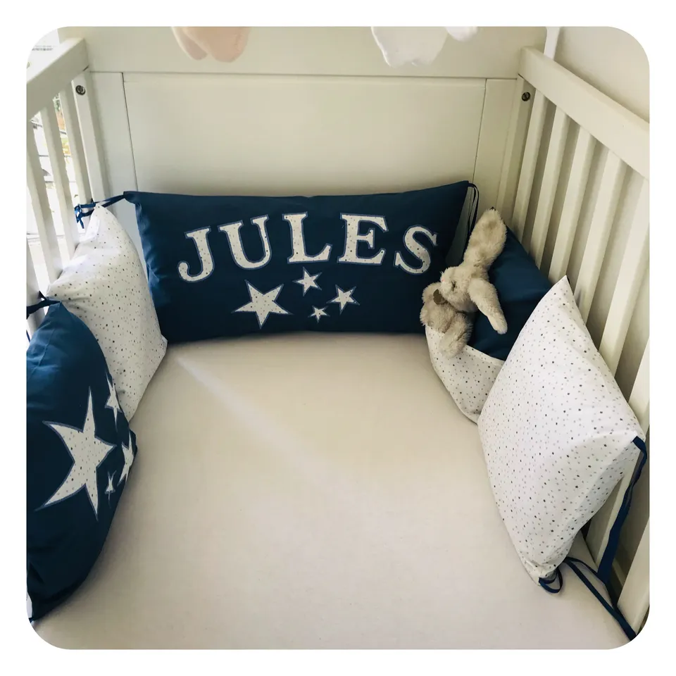jane-couture-d-co-tour-de-lit-coussins-b-b-coton-pr-nom-d-houssable image 1