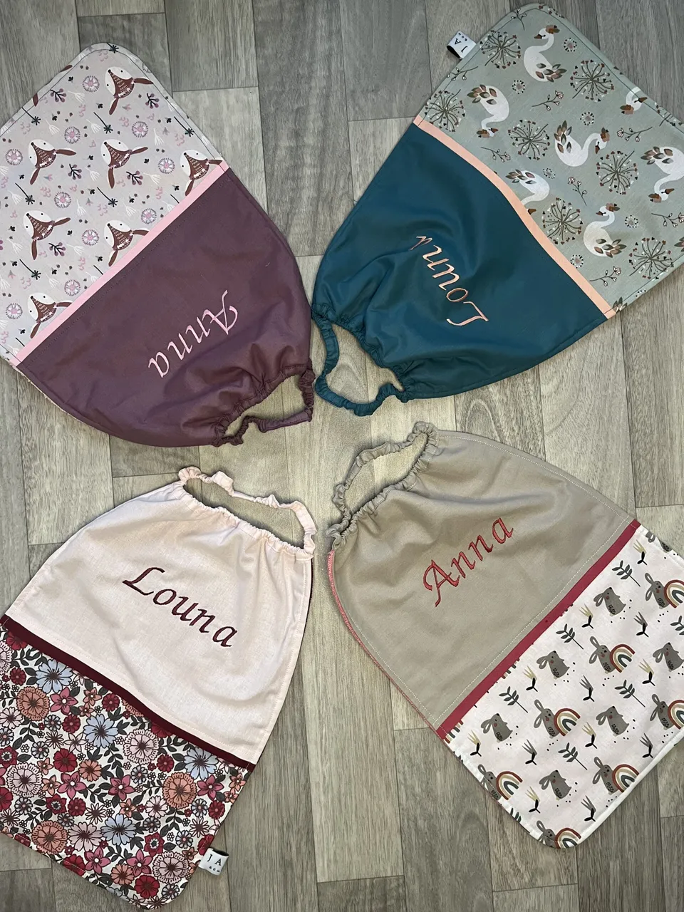 jane-couture-repas-bavoir-maternelle-personnalisable-lastique image 1