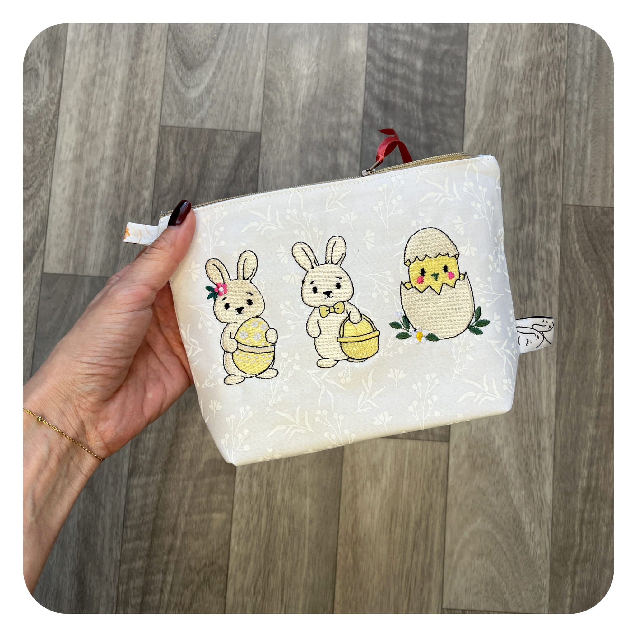 jane-couture-les-occasions-trousse-de-p-ques-trousse-brod-e-coton-20-cm image 1