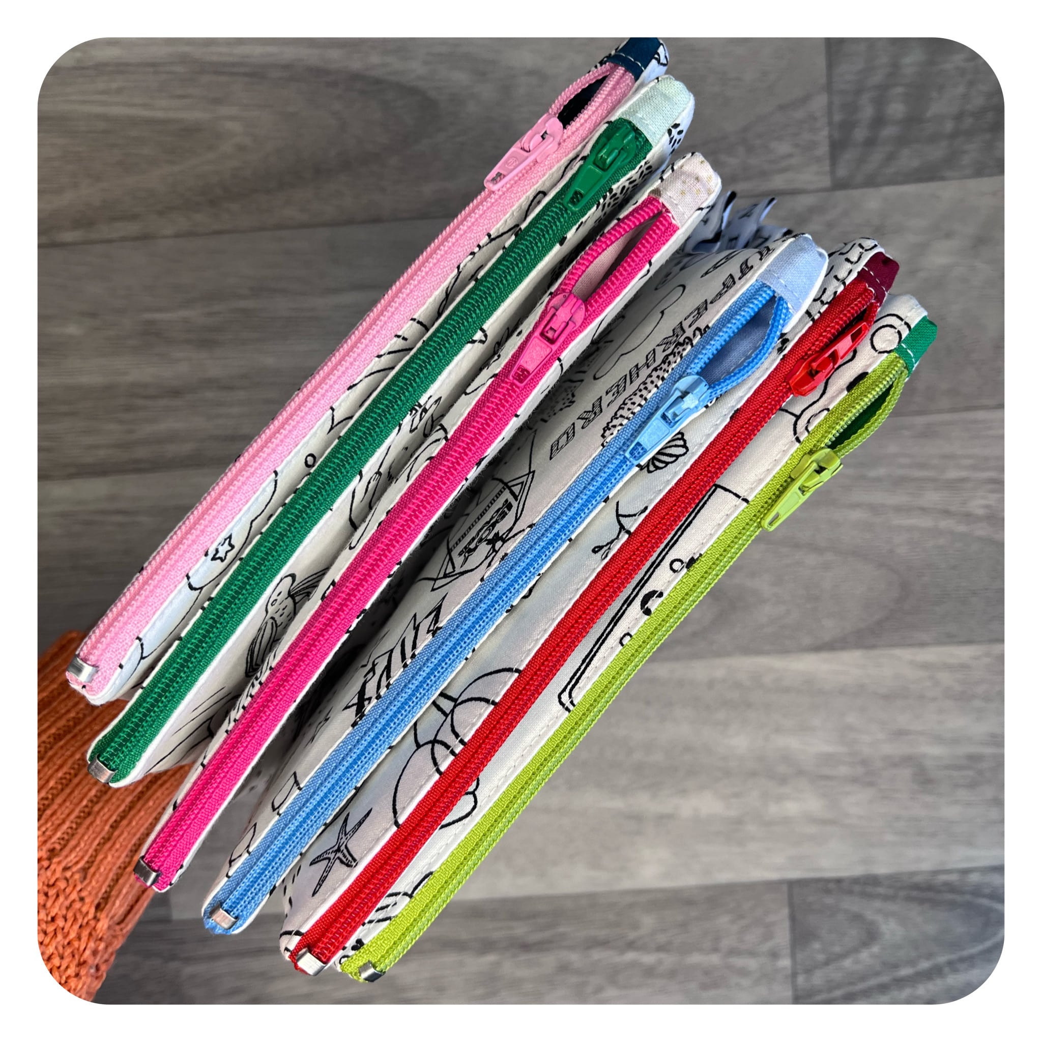 jane-couture-trousse-colorier-lavable-coton-enfant-18x10-cm image 2