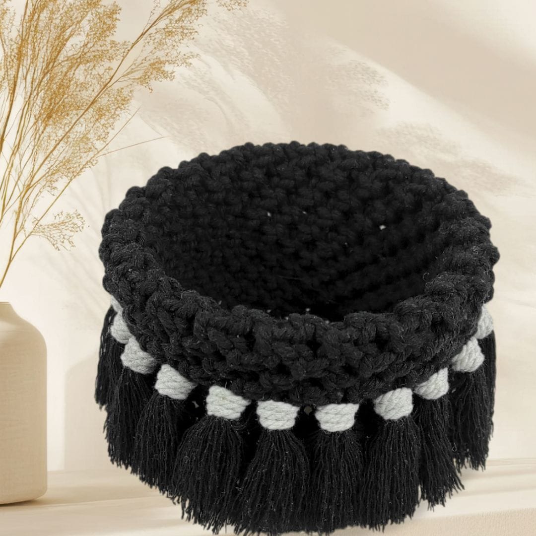 au-bonheur-de-petite-fleur-corbeille-macram-noire-grise-fond-bois image 2