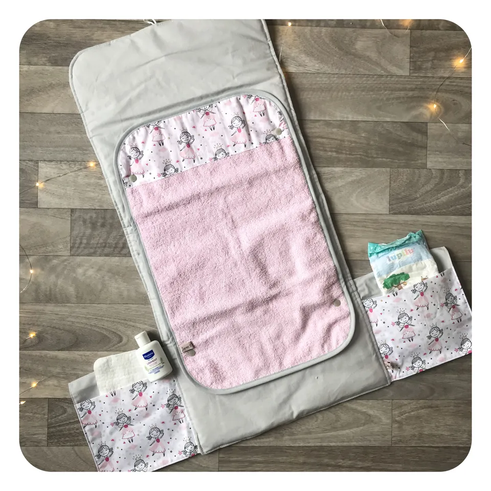 jane-couture-en-sortie-plan-langer-nomade-coton-bambou image 1
