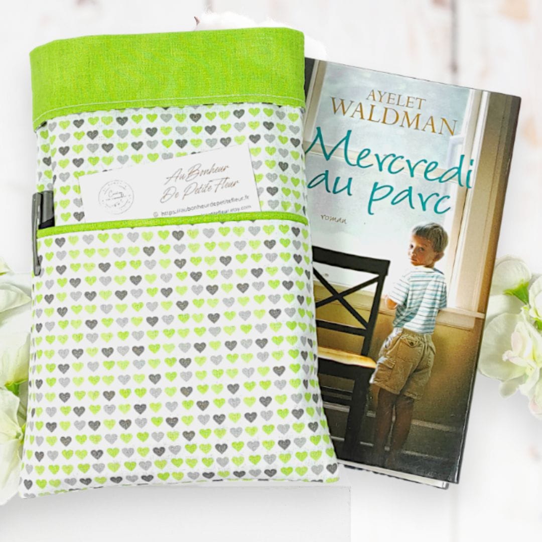 au-bonheur-de-petite-fleur-pochette-livre-poche-verte-c-urs-coton-bio image 2