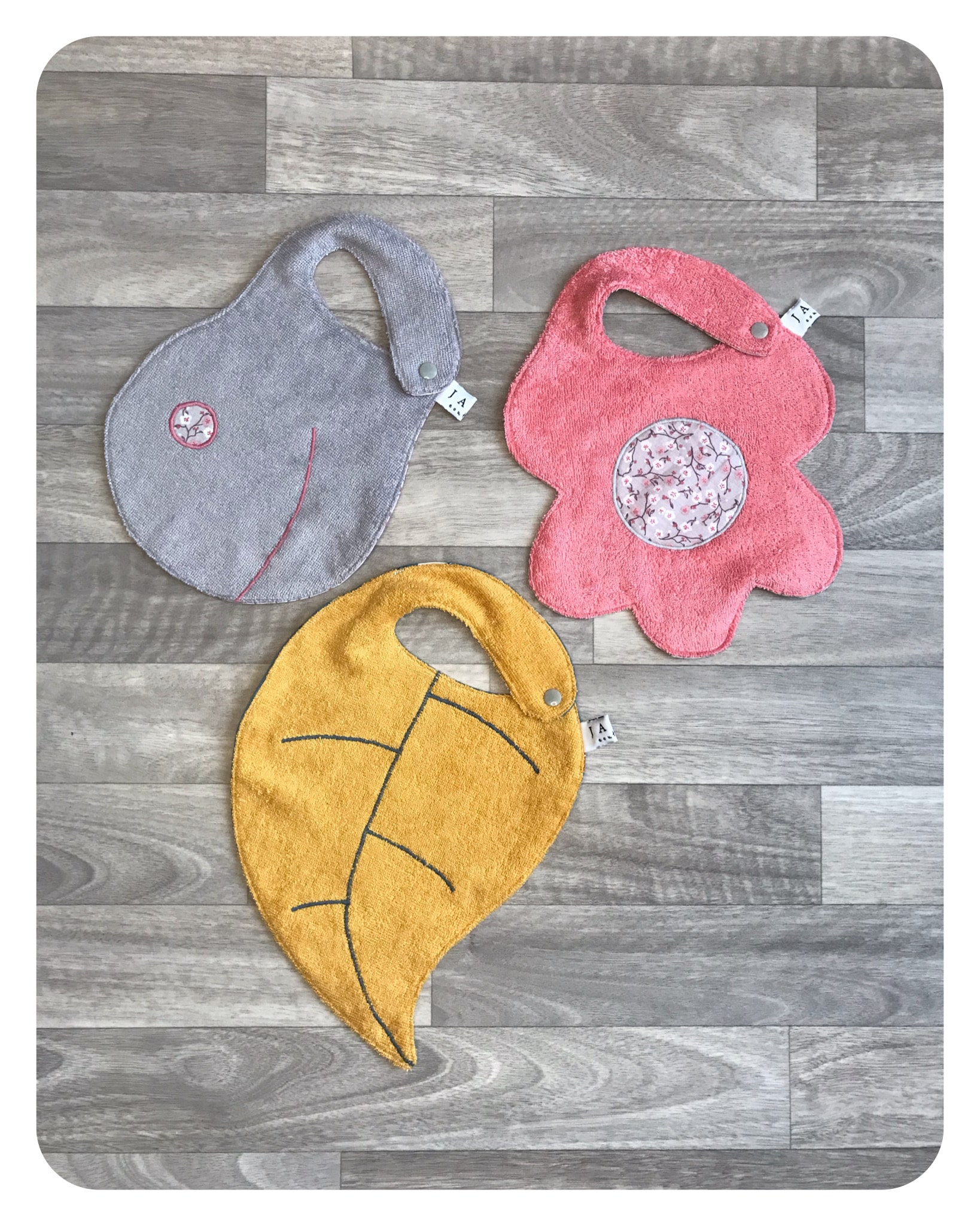 jane-couture-repas-bavoir-poisson-micro-ponge-bambou-0-6-mois image 1