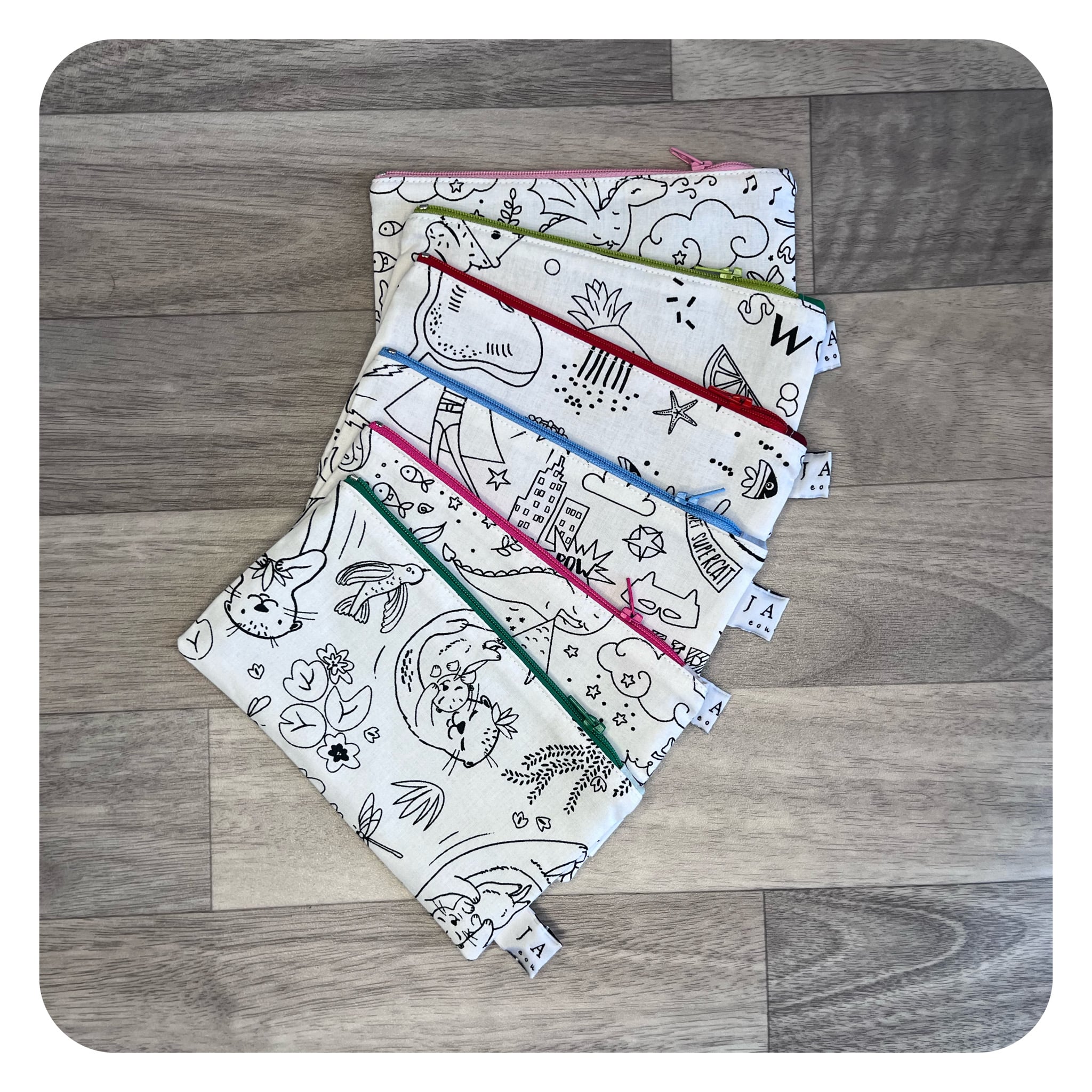 jane-couture-trousse-colorier-lavable-coton-enfant-18x10-cm image 1