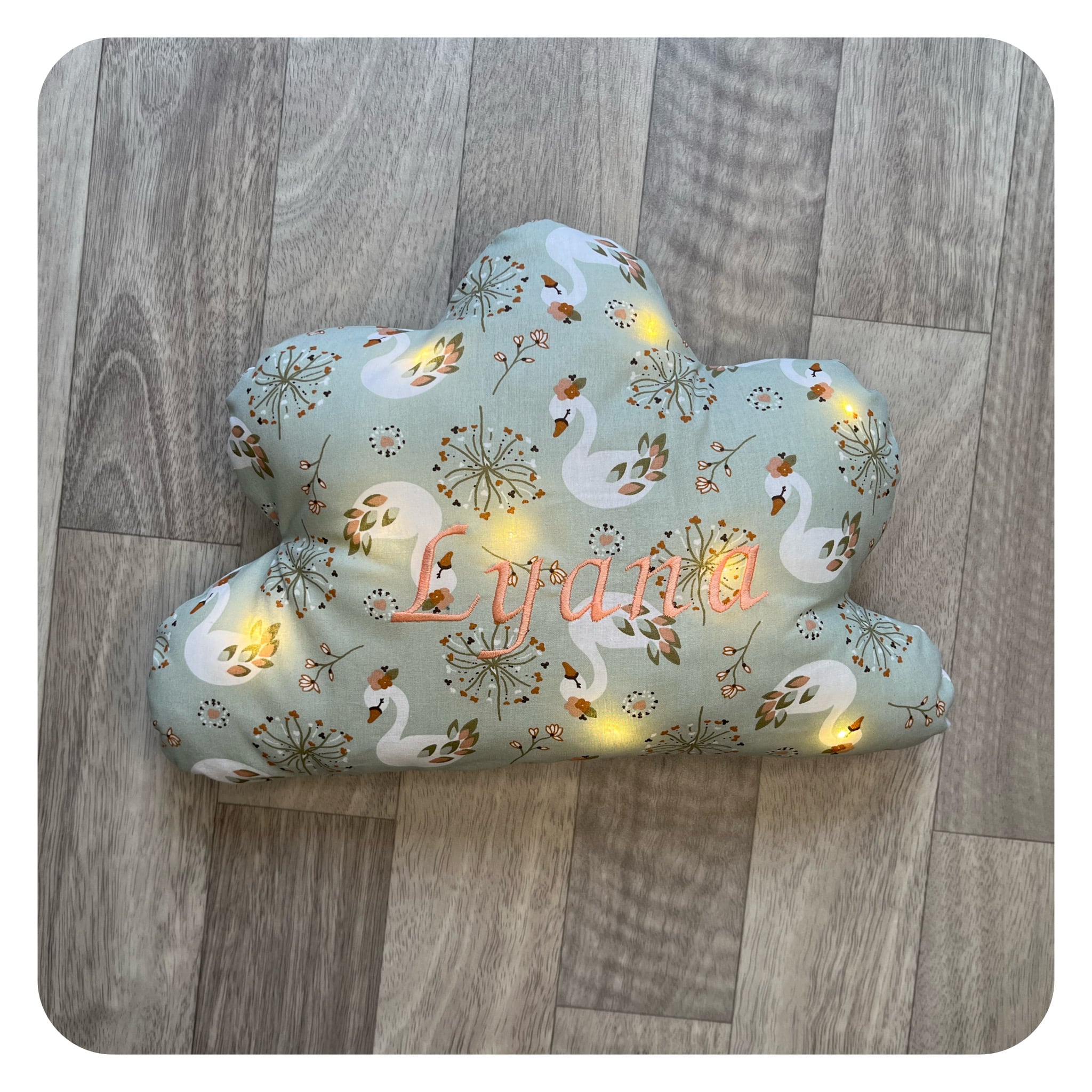 jane-couture-d-co-coussin-nuage-lumineux-personnalis-coton image 1