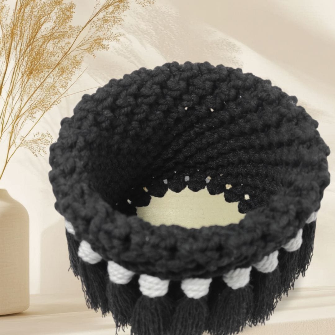 au-bonheur-de-petite-fleur-corbeille-macram-noire-grise-fond-bois image 3