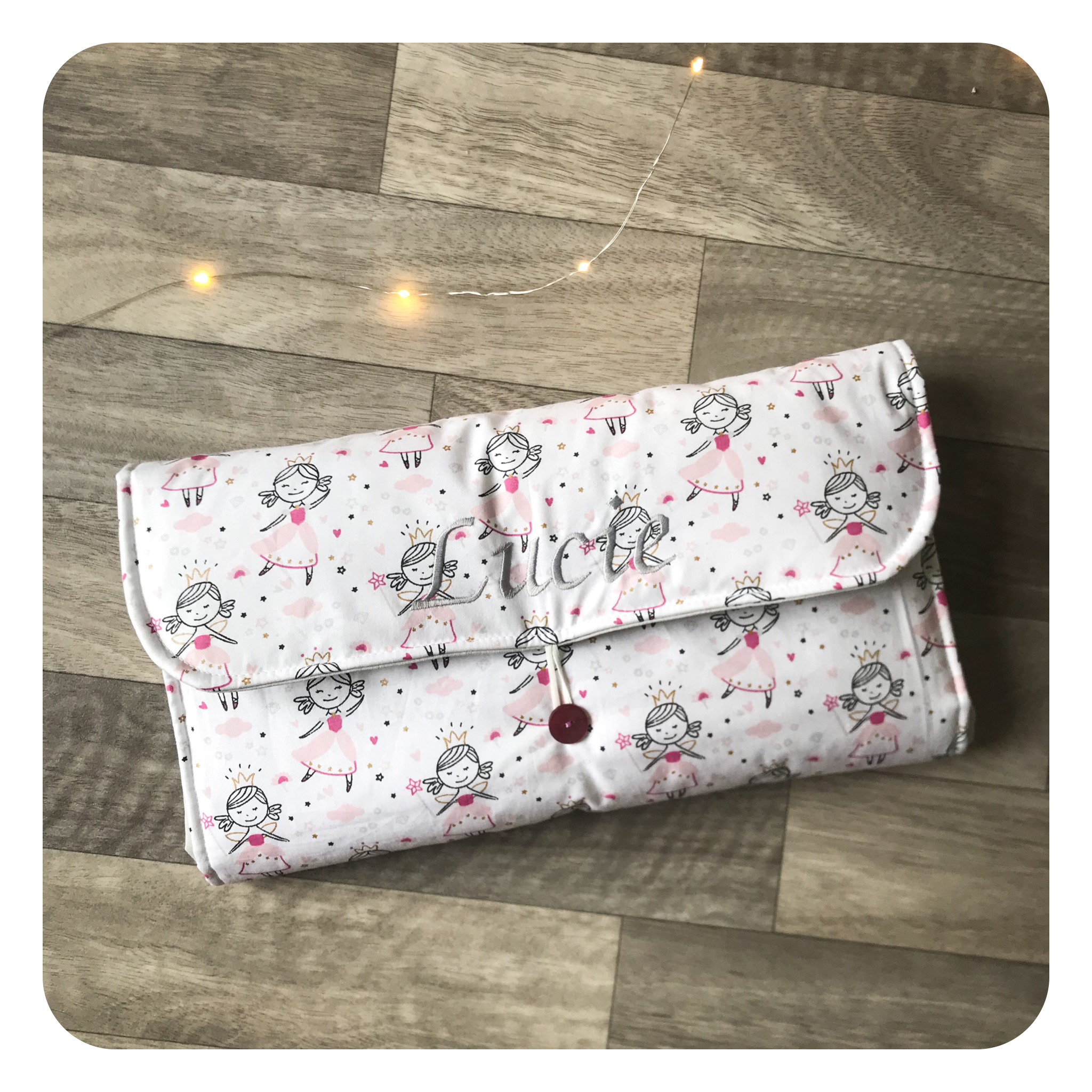jane-couture-en-sortie-plan-langer-nomade-coton-bambou image 2